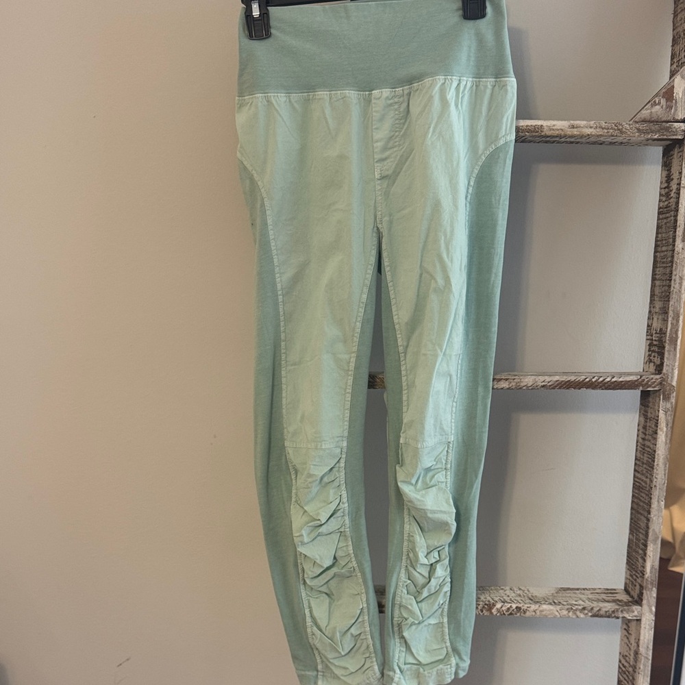 Wearables Stylish Green Leggings with Ruched Detail